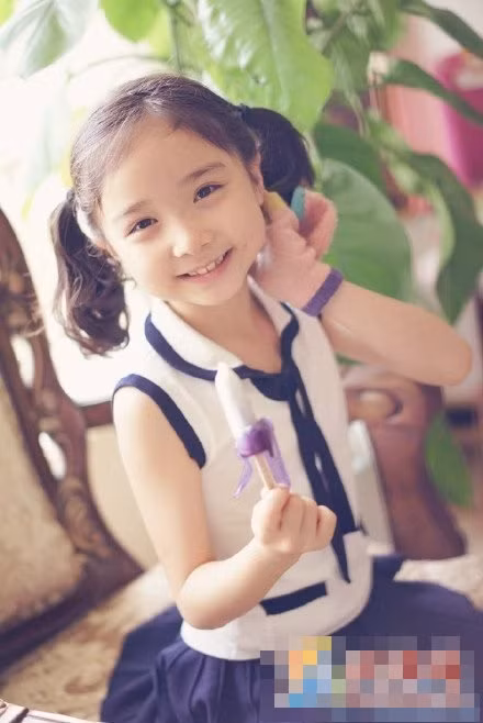 Tiểu công chúa làm quen với nghề diễn xuất từ năm lên 3 tuổi. Cô bé là nhân vật quen mặt với khán giả Trung Quốc trong nhiều bộ phim ăn khách như "Vị hôn thê", "Ái tình tự có thiên ý"... Với những gì đã và đang có, nhiều người dự đoán trong thương lai tiểu công chúa xinh xắn Thiên Duyên sẽ trở thành một ngôi sao sáng.