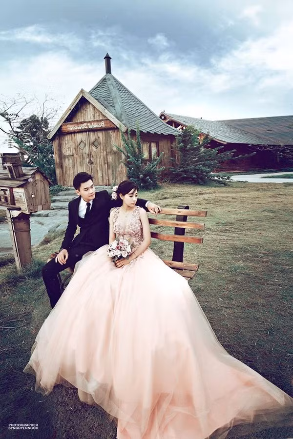 Ảnh cưới của em gái Huyme và bạn trai được thực hiện tại một phim trường nổi tiếng ở Hà Nội. Bộ ảnh mang màu sắc riêng, đậm chất Hàn Quốc và vừa được cặp đôi chia sẻ lên mạng xã hội, khiến rất nhiều bạn bè phải trầm trồ.