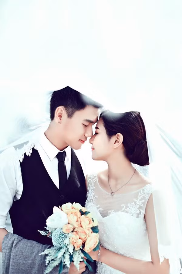 Hot girl Trang Lou và Tùng Sơn là cặp đôi đã quá quen thuộc với cộng đồng giới trẻ Việt. Họ được nhận xét là một cặp hot teen xứng đôi và tài năng nhất hiện nay. Cùng sinh năm 1995, đến nay Trang Lou và Tùng Sơn đã gắn bó với nhau được 5 năm, quãng thời gian đủ để hai bạn trẻ thấu hiểu lẫn nhau, chín chắn để đi đến quyết định kết hôn.