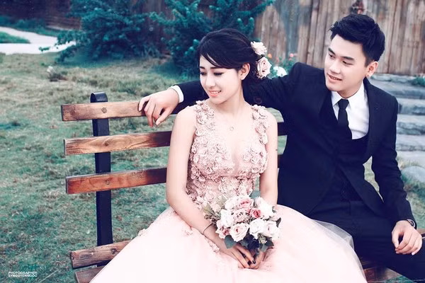 Được biết đám cưới của cả hai sẽ được tổ chức vào cuối tháng 12 này. Trước đó, Trang Lou từng có lần chia sẻ gia đình của đôi bạn đều rất ủng hộ việc hai người kết hôn. Đây là một điều may mắn và hạnh phúc tuyệt vời đối với cặp đôi trẻ tuổi này.