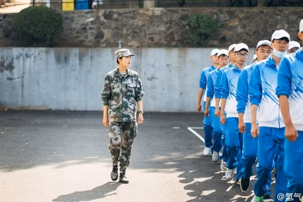 Được biết Lưu Nghệ Hàm vốn là cái tên nổi bật trong trường ngay từ những năm đầu với những vị trí như: trưởng câu lạc bộ Thể dục trực thuộc Hội học sinh, thành viên sáng giá của đội bóng rổ Đại học Đại Liên, giám khảo của nhiều cuộc thi đấu thể thao cấp trường… Chính điều này đã khiến có càng thêm được tin tưởng hơn khi trở thành một HLV quân sự tại trường.