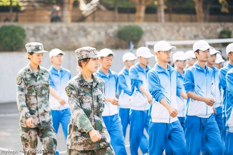 Sở hữu khuôn mặt xinh đẹp, thanh tú, Lưu Nghệ Hàm thường xuyên được nhiều người để ý khi xuất hiện trên thao trường. Nét xinh đẹp của nữ HLV quân sự 9X, kết hợp với chất bụi bặm, mạnh mẽ của màu áo quân sự khiến hình ảnh của cô trở nên ấn tượng hơn, thú vị hơn trong mắt các học viên, cư dân mạng Trung Quốc.