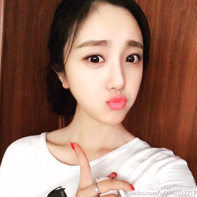 Một bức ảnh siêu đáng yêu của nữ cảnh sát Thụ Đại Hùng.