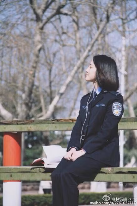 Được biết, Thụ Đại Hùng đang làm cảnh sát tại thành phố Nam Kinh tỉnh Giang Tô, Trung Quốc. Cô nàng với vào nghề được hơn 1 năm, chuyên làm nhiệm vụ giữ gìn an ninh, trật tự trên đường phố. Một vài hình ảnh Đại Hùng giúp đỡ người dân đang được dân mạng Trung Quốc thi nhau chia sẻ.