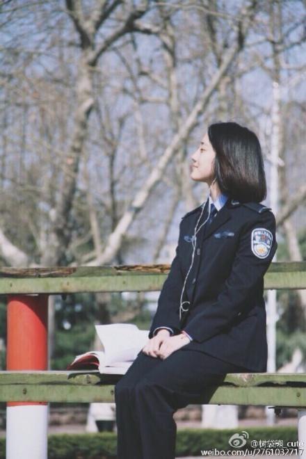 Được biết, Thụ Đại Hùng đang làm cảnh sát tại thành phố Nam Kinh tỉnh Giang Tô, Trung Quốc. Cô nàng với vào nghề được hơn 1 năm, chuyên làm nhiệm vụ giữ gìn an ninh, trật tự trên đường phố. Một vài hình ảnh Đại Hùng giúp đỡ người dân đang được dân mạng Trung Quốc thi nhau chia sẻ.
