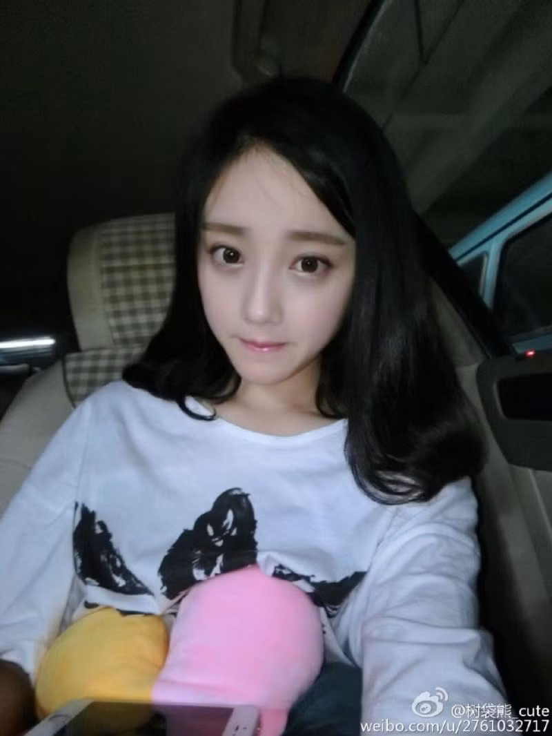 Trong đời thường, Thụ Đại Hùng vẫn giữ phong cách rất trẻ trung, hiện đại. Cô nàng luôn nổi bật với mái tóc ngắn vừa cá tính, vừa đáng yêu cùng nhiều cử chỉ, biểu cảm rất “cute” khiến nhiều chàng trai thầm thương trộm nhớ.