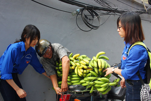Sinh viên tình nguyện nhiệt tình giúp đỡ khách hàng.
