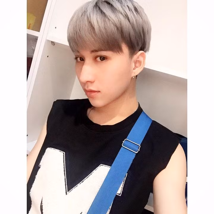 Được khen ngợi đẹp trai và khách hàng quý mến là một niềm vui lớn của Châu Diệc Phong. Nhiều vị khách sau khi được cắt tóc ưng ý đều thích thú chụp ảnh cùng chàng thợ cắt tóc đẹp trai.