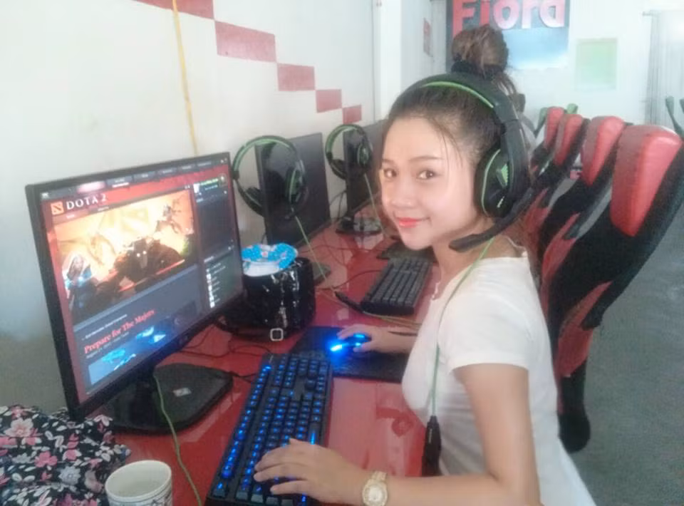 Lan Anh lại bén duyên với nghề nuôi dạy trẻ, bị vẻ dễ thương của những đứa trẻ làm cho mê mẩn. Lan Anh làm cô giáo mầm non chỉ vì... yêu trẻ con và đã gắn bó với công việc được 1 năm nay. Ngoài chuyên môn chính là giáo viên, cô gái Huế xinh đẹp này còn có sở thích chơi game, được đông đảo game thủ trong cộng đồng DOTA 2 ở Việt Nam biết đến.