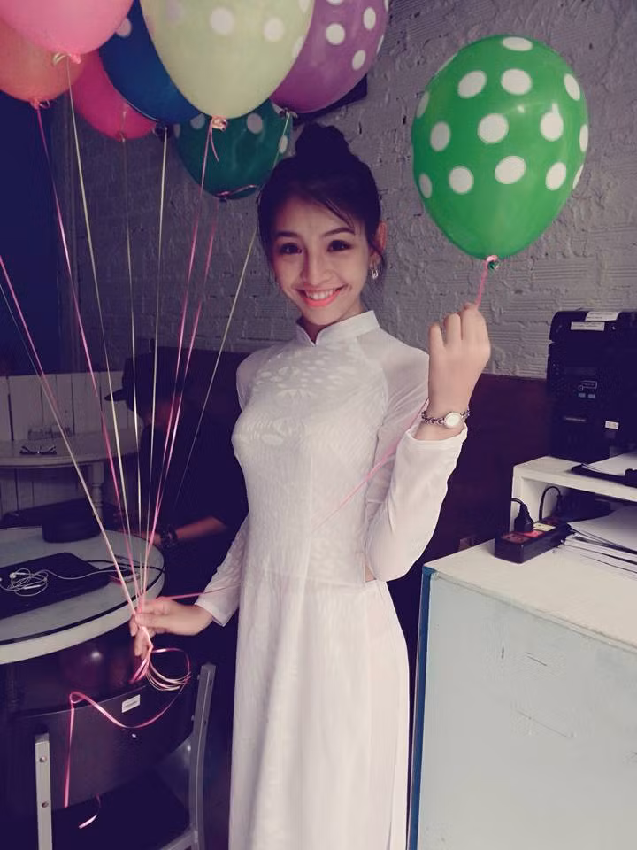 Ngoài là một cô giáo dạy nhảy có kinh nghiệm, không thể phủ nhận Thanh Tú còn là một người đẹp, trẻ tuổi nhưng rất quyến rũ. Cô giáo hot girl sở hữu thân hình rất chuẩn, đôi chân thon dài, cùng nhiều đường cong nóng bỏng trên cơ thể.