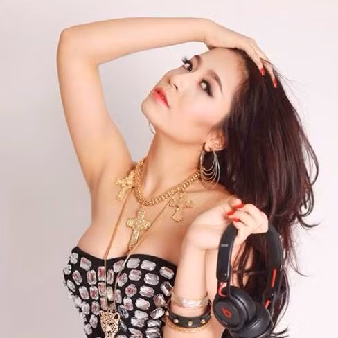 DJ Ngọc Nancy khi đó cũng xuất hiện ở khá nhiều cuộc vui, tụ điểm giao lưu của giới trẻ Hà thành. Thế mạnh ngoại hình và kinh nghiệm làm người mẫu cũng giúp Ngọc Nancy có được không ít thành quả trong công việc của một nữ DJ.