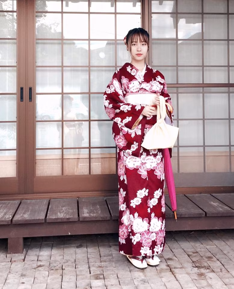 Trong clip thể hiện năng khiếu tại Miss Du học sinh 2015, Hương Thảo đã biểu diễn màn biến hoá giấy thành tiền khiến ai cũng kinh ngạc, tò mò. Sau đoạn clip, Hương Thảo trở thành gương mặt trẻ được nhiều người chú ý và còn được phỏng vấn, giới thiệu trên một số trang tin giới trẻ, báo mạng.