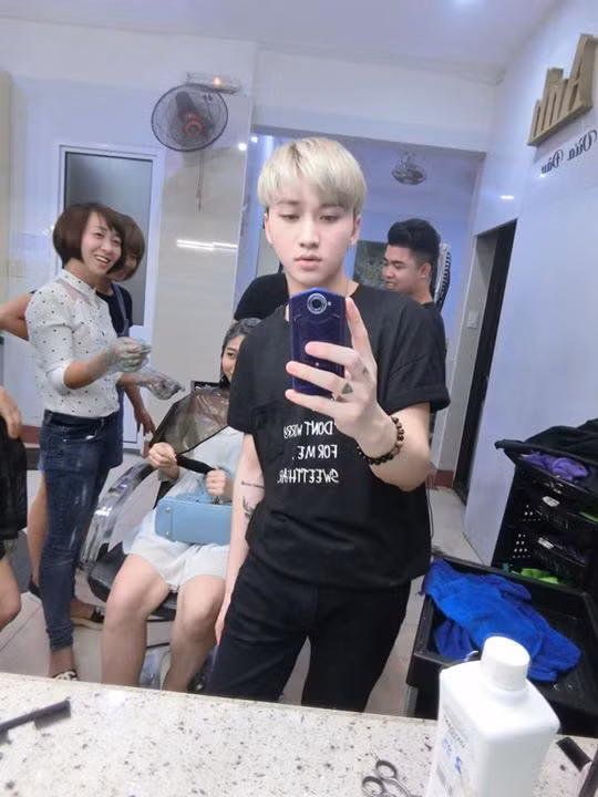 Châu Diệc Phong, sinh năm 1994 là chàng thợ cắt tóc đẹp trai như hot boy Hàn Quốc đang làm việc tại Hà Nội. Sinh ra ở Đài Loan, có khuôn mặt bảnh trai và mái tóc cực “chất” nên chàng thợ cắt tóc này ngoài tay nghề được giá tốt, còn tạo được nhiều ấn tượng qua mắt nhìn với khách hàng.