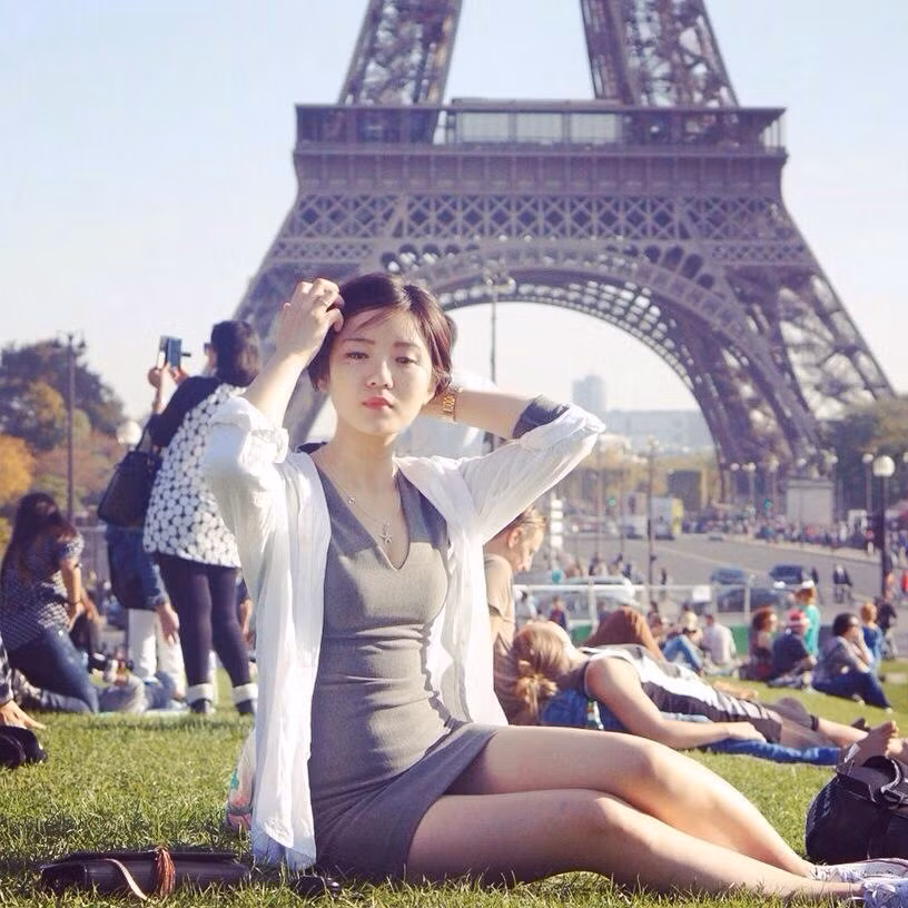 Tú Linh chia sẻ, cô nghe tin Paris bị tấn công vào một buổi sáng đang bận rộn với lịch ghi hình. Vừa đọc tin trên điện thoại, Tú Linh nhận thấy ngay cảm giác đau đớn và khóc nghẹn ngào. Từng du học ở Pháp nên tình yêu của Tú Linh với đất nước này và thành phố Paris là rất lớn. Nước Pháp, biểu tượng tháp Eiffel được hot girl fan MU mô tả như "một câu chuyện tình".