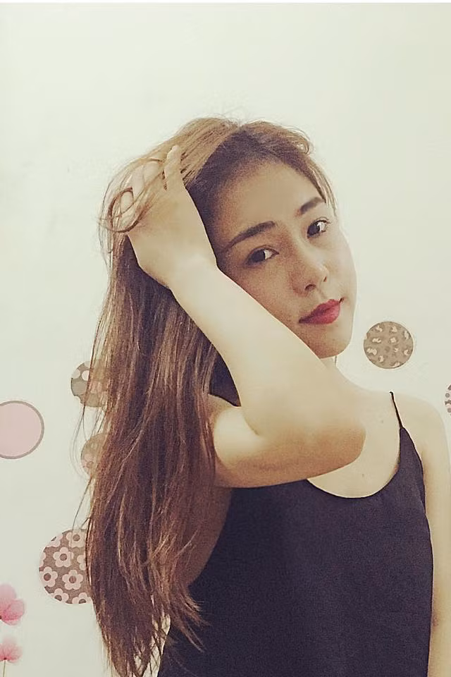 Nhi Anh cho biết đoạn clip có cảnh khóc lóc, nói về chuyện bị phân biệt vùng miền thực chất là một phần trong vở kịch mà cô tham gia diễn xuất gần đây, không phải là câu chuyện "con gái tâm sự với bố" nhưng nhiều fanpage chia sẻ.