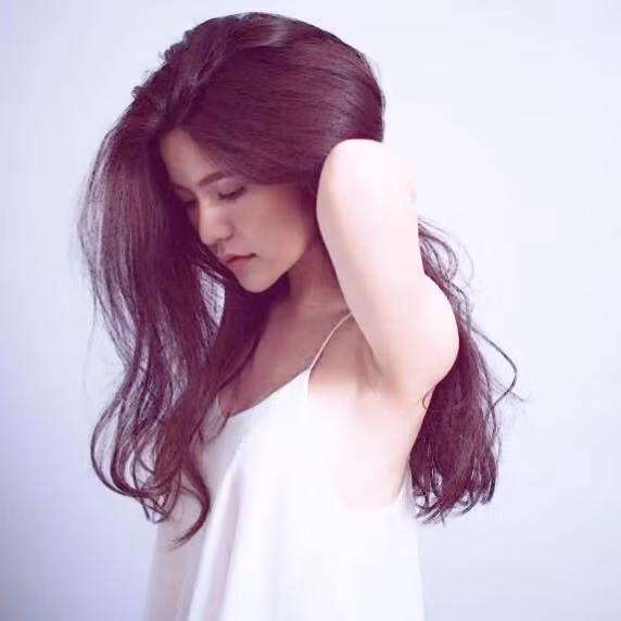 Trên trang cá nhân của mình, hot girl đình đám của Bộ tứ 10A8 ngày nào vẫn thường xuyên chia sẻ những bức ảnh mới khoe khuôn mặt xinh xắn, phong cách siêu đáng yêu cùng một cuộc sống đầy màu sắc.