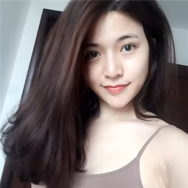 Xinh đẹp, diễn xuất tốt, từng được dự đoán sẽ trở thành một diễn viên tài năng, xuất sắc nhưng Mai Chi lại bất ngờ kết hôn sớm với một biên tập viên của đài VTV dù trước đó cô nhận được rất nhiều lời mời tham gia vào các dự án phim lớn, nhỏ. Dù đã không còn hoạt động trong làng giải trí nhưng hình ảnh của hot girl Bộ tứ 10A8 Lala vẫn khiến các bạn trẻ trầm trồ và thêm phần tiếc nuối. Mai Chi hiện tại giữ hình ảnh là một cô gái hiện đại, khuôn mặt vẫn xinh xắn, đẹp hoàn hảo như ngày nào và cô luôn nổi bật khi diện lên mình những trang phục gợi cảm.