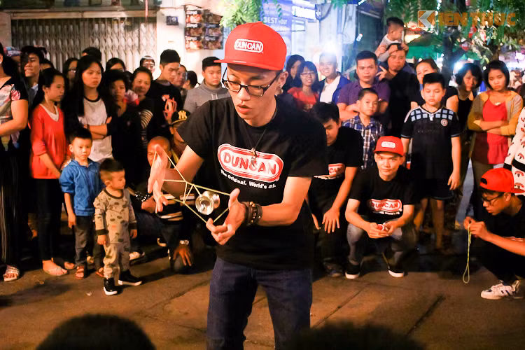 Để chơi yoyo thì có nhiều kĩ năng và cách chơi khác nhau như: chơi đơn, chơi đôi, chơi theo nhóm, đan dây xếp xếp hình và tung hứng con quay là 2 kĩ năng mà các thành viên trong nhóm ưu thích.