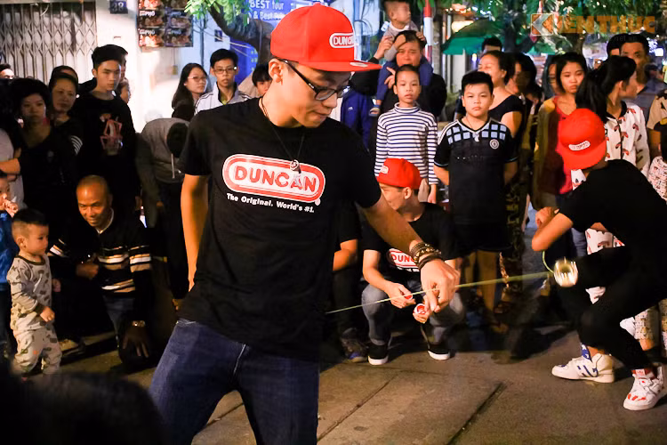 Một động tác quăng, giật yoyo rất khó của thành viên nhóm DUNCAN.