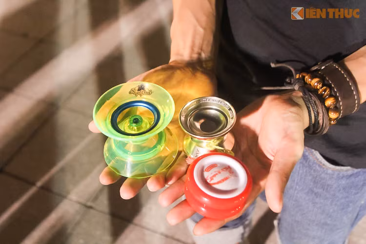  Yoyo ra đời từ rất sớm, 500 năm trước công nguyên, được ghép lại từ 2 chiếc mai rùa và do 1 người La Mã cổ đại chế tạo ra. Yoyo du nhập vào Việt nam vào khoảng năm 90 nhưng chỉ được coi là những món đồ chơi cho cô bé, cậu bé tinh nghịch để tiêu khiển. Cho đến những năm 2000 thì yoyo đã được chuyên nghiệp hóa và trở thành 1 môn thể thao để thi đấu.