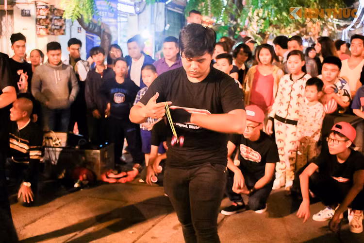 Các thành viên trong nhóm chia sẻ: "Chơi yoyo giúp họ rèn luyện khả năng tập trung, quan sát tốt, nhẫn nại, làm chủ và xoay xở tốt trong những không gian chật hẹp".