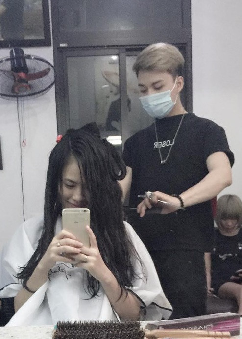 Chàng thợ cắt tóc 9X sinh ra ở Đài Loan nhưng lại lớn lên và sinh sống, làm việc ở Hà Nội. Đang làm cả công việc của một nhà tạo mẫu, Châu Diệc Phong cảm thấy rất hăng say, hạnh phúc khi được giúp các bạn trẻ có vẻ ngoài xinh đẹp, ấn tượng hơn.