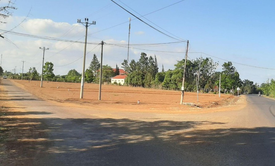  Phó chủ tịch huyện bị khởi tố vì cho phép chuyển đổi đất trái quy định: Công an Gia Lai đã ra quyết định khởi tố bà Giang H’đan, Phó chủ tịch UBND huyện Đak Đoa để điều tra về hành vi “Vi phạm các quy định về quản lý đất đai”. Theo điều tra, bà Giang H’Đan đã ký quyết định cho phép ông Trần Xuân Hùng chuyển hơn 1,4ha đất trồng cây lâu năm thành đất ở nông thôn, để phân lô bán nền sai quy định. 