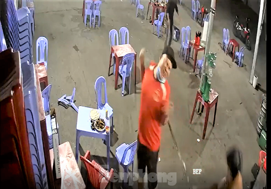  Cô gái bất lực nhìn bạn cầm mã tấu chém người trong quán nhậu: Công an TP Dĩ An (Bình Dương) đang vào cuộc xác minh, điều tra làm rõ đoạn clip nam thanh niên cầm mã tấu vào quán nhậu trên địa bàn phường An Bình để chém vào tay một thanh niên rồi đuổi chém một người khác mặc cho cô gái được cho là bạn hung thủ chạy theo can ngăn.