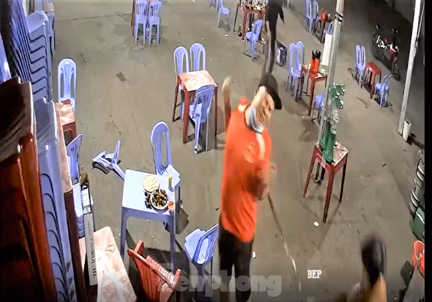  Cô gái bất lực nhìn bạn cầm mã tấu chém người trong quán nhậu: Công an TP Dĩ An (Bình Dương) đang vào cuộc xác minh, điều tra làm rõ đoạn clip nam thanh niên cầm mã tấu vào quán nhậu trên địa bàn phường An Bình để chém vào tay một thanh niên rồi đuổi chém một người khác mặc cho cô gái được cho là bạn hung thủ chạy theo can ngăn.