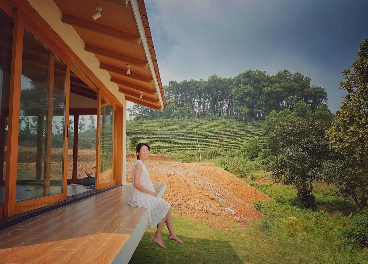 Bao bọc xung quanh nhà là thảm cỏ Nhật xanh mát. Cây cúc tần Ấn Độ rủ từ mái phòng vệ sinh làm không gian mềm mại dễ chịu hơn, cỏ cây hoa lá được bao quanh chân nhà che đi các phần thiết bị dưới gầm.