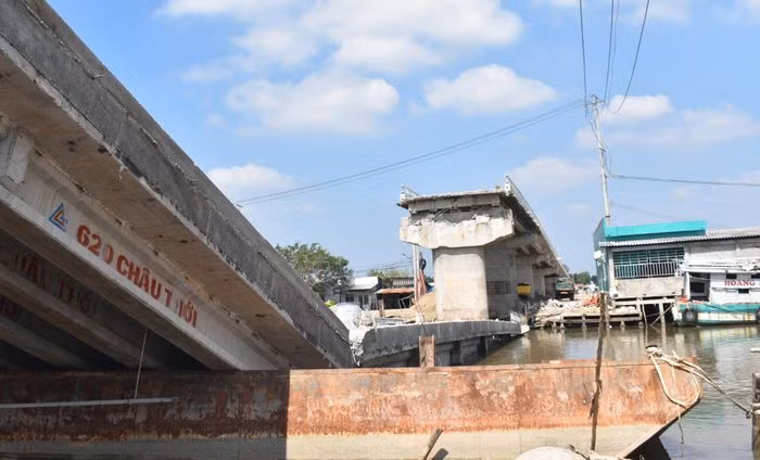 Trao đổi với Zing, Phó chủ tịch UBND tỉnh Cà Mau Lâm Văn Bi cho biết chưa có cơ sở nào để xác định nguyên nhân lún trụ, sập cầu Cái Đôi Vàm.