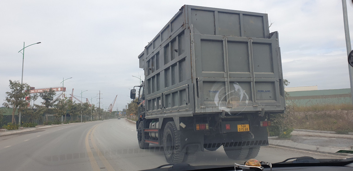 Xe coi noi thanh, thung long hanh o Quang Ninh: CSGT “bat luc” vi van ban cua tinh