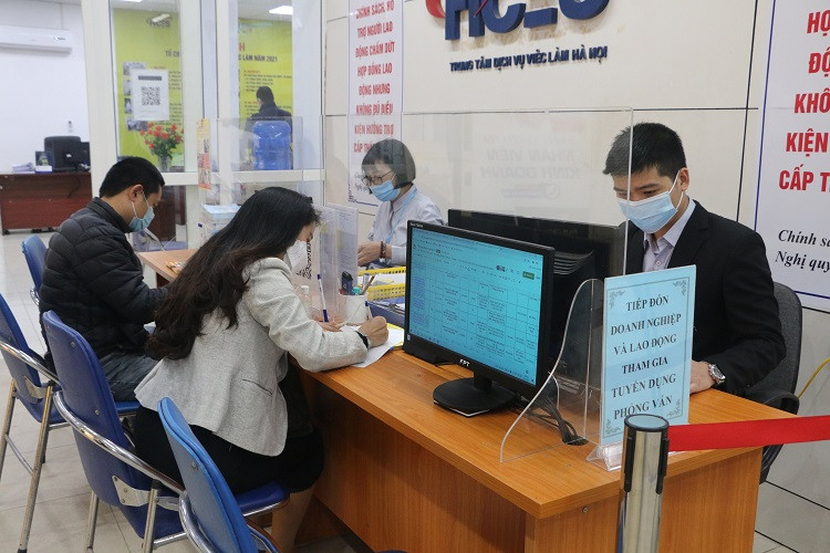 Tra luong 15-30 trieu dong/thang, nhieu DN van “do mat” tim lao dong cuoi nam