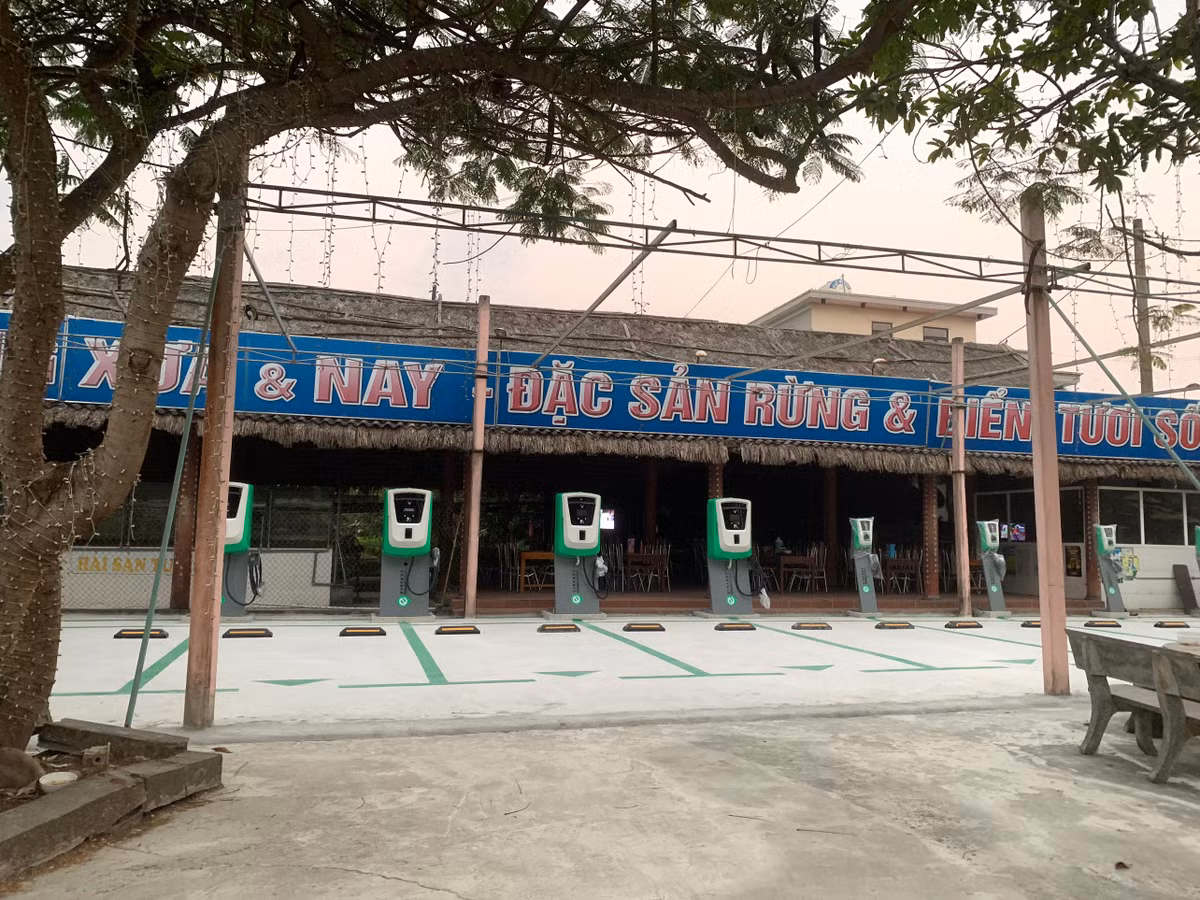 Ghi nhận của PV Báo Tri thức và Cuộc sống, trạm sạc pin này có 6 máy nhưng chưa được lắp ráp đầy đủ và còn bọc túi nilon.