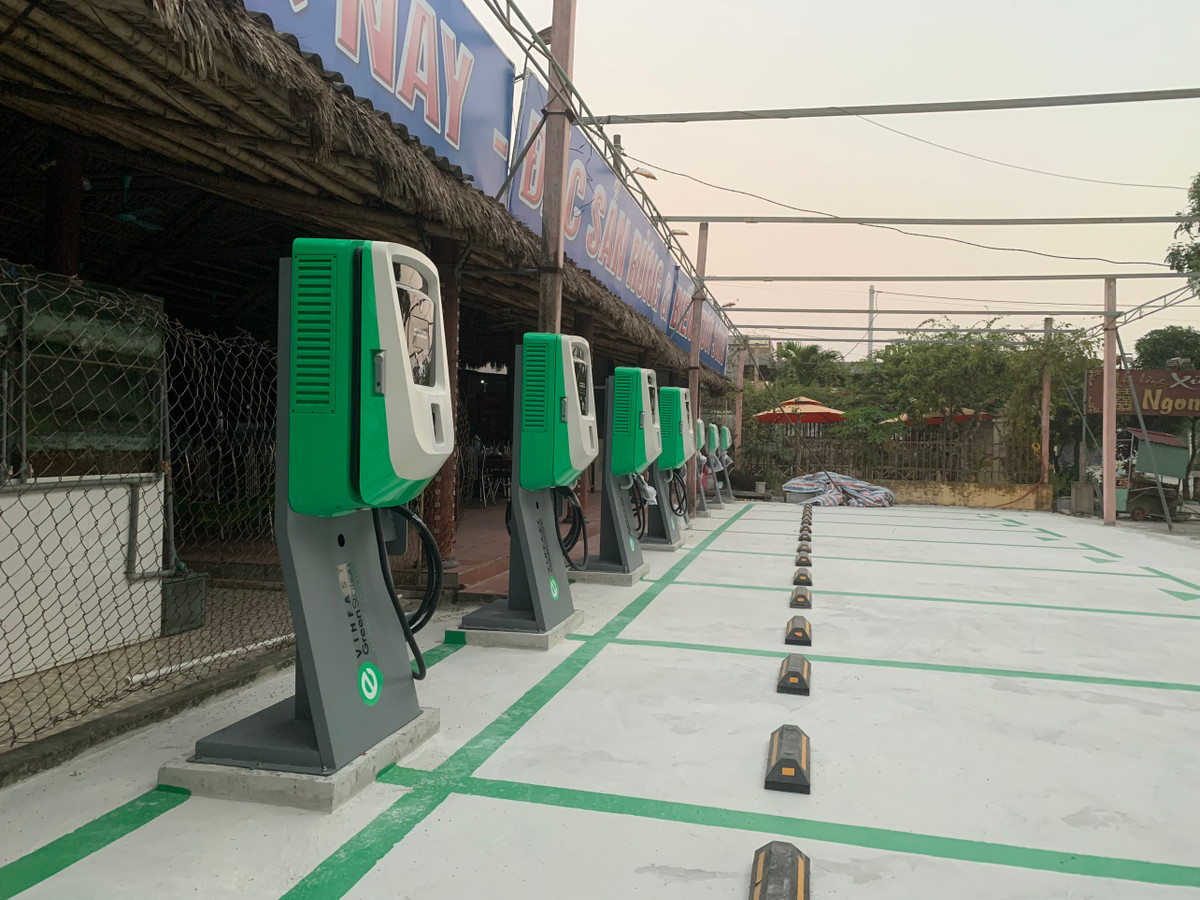 Được biết, đây là điểm sạc xe điện thứ 2 tại huyện Giao Thủy, tỉnh Nam Định.