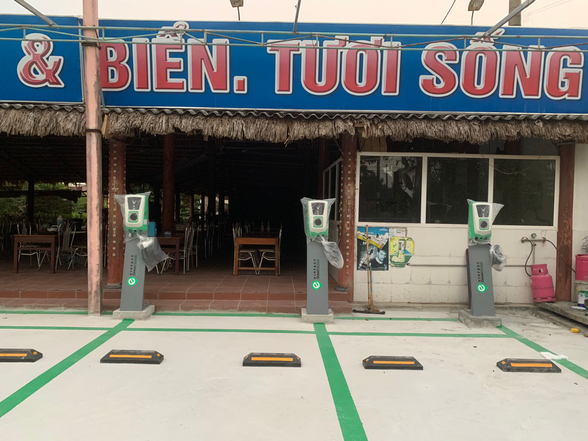 Theo kế hoạch của nhà sản xuất loại ô tô sử dụng trạm sạc điện này, đây là vị trí phù hợp, đảm bảo về diện tích, đủ nguồn điện, độ an toàn, khả năng phòng chống cháy nổ… Đây chỉ là một trong những trạm sạc quy mô nhỏ, nên được đặt tại khu vực vỉa hè hay những nơi công cộng.