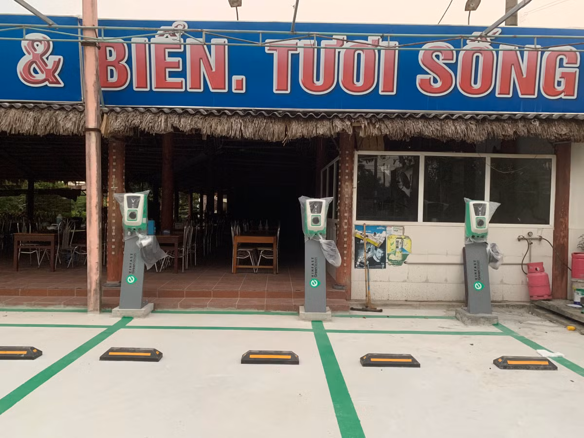 Theo kế hoạch của nhà sản xuất loại ô tô sử dụng trạm sạc điện này, đây là vị trí phù hợp, đảm bảo về diện tích, đủ nguồn điện, độ an toàn, khả năng phòng chống cháy nổ… Đây chỉ là một trong những trạm sạc quy mô nhỏ, nên được đặt tại khu vực vỉa hè hay những nơi công cộng.