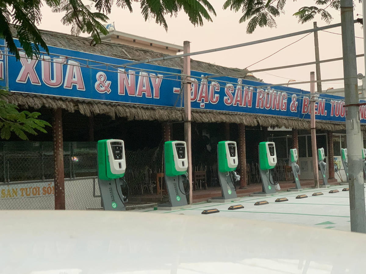 Trạm sạc được đặt giữa sân của một "nhà lá" phục vụ ăn uống của khu du lịch Quất Lâm.