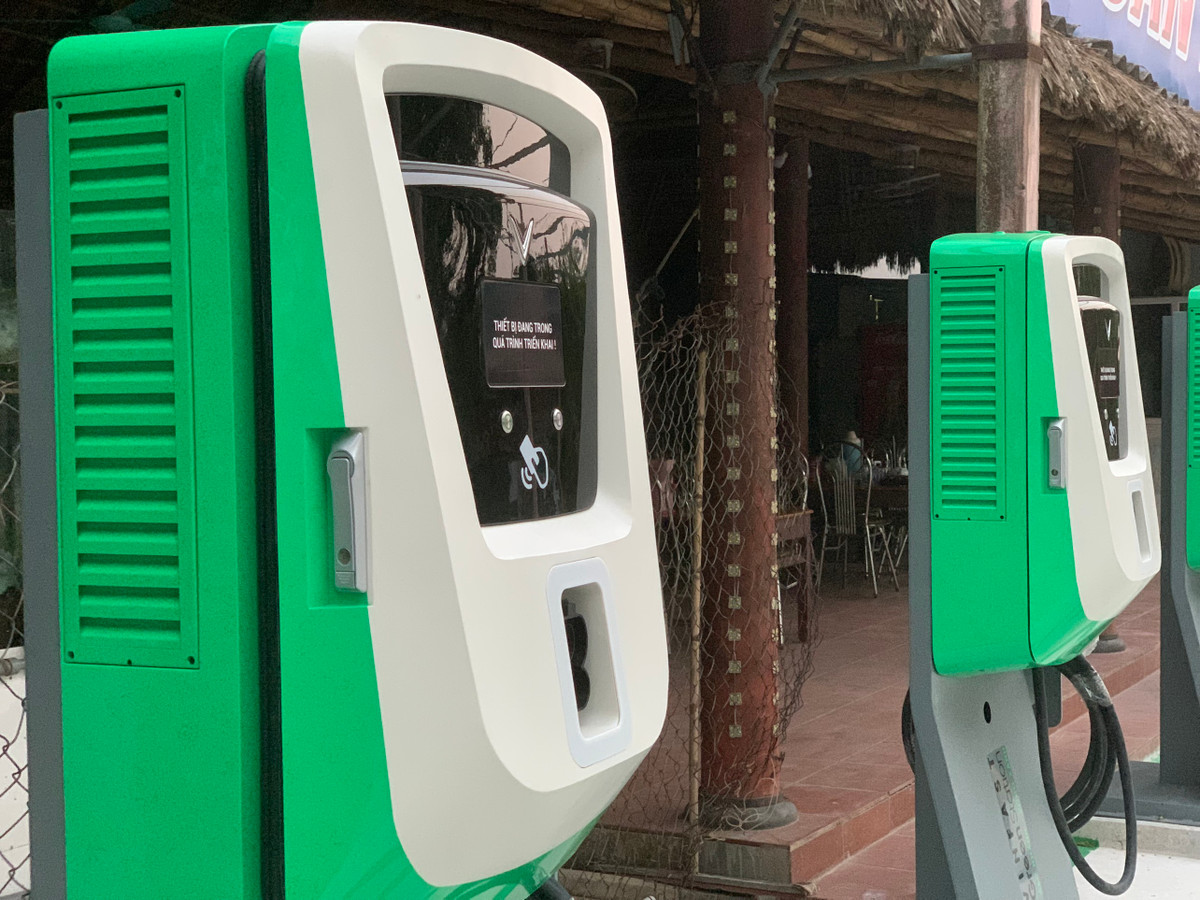 Trên các bộ sạc đều dán chữ "Thiết bị đang trong quá trình triển khai", do đó người dùng vẫn chưa thể sử dụng điểm sạc này.