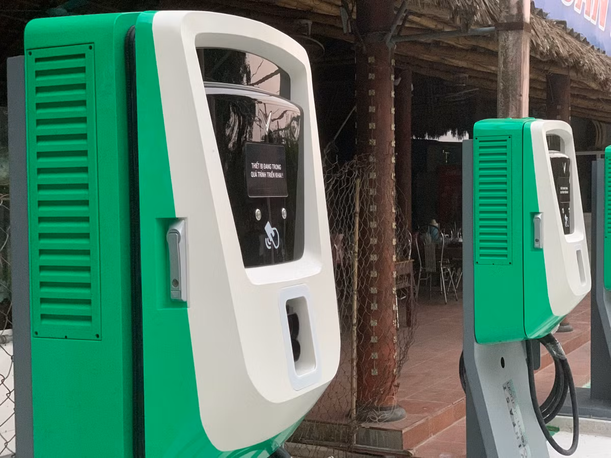 Trên các bộ sạc đều dán chữ "Thiết bị đang trong quá trình triển khai", do đó người dùng vẫn chưa thể sử dụng điểm sạc này.