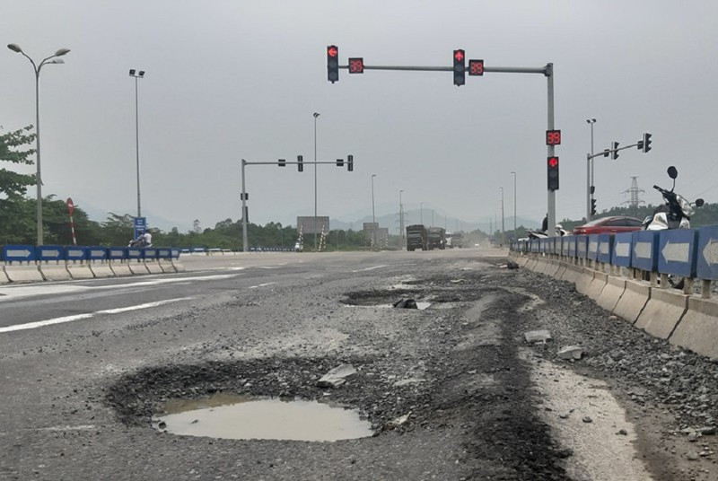  9 bị cáo trong vụ cao tốc Đà Nẵng – Quảng Ngãi hầu tòa: Ngày mai (27/12), Tòa án Quân sự Quân khu 5 sẽ mở phiên tòa xét xử 9 bị cáo trong vụ vi phạm quy định về đầu tư công trình xây dựng gây hậu quả nghiêm trọng tại dự án cao tốc Đà Nẵng – Quảng Ngãi.