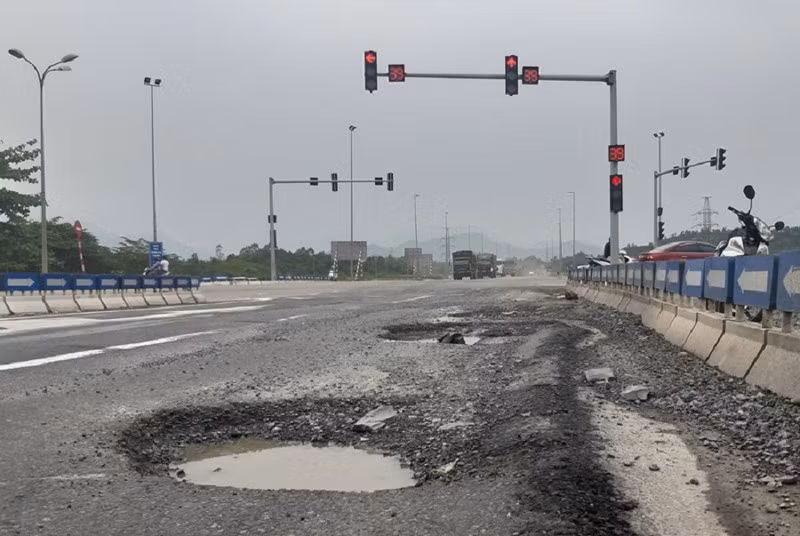  9 bị cáo trong vụ cao tốc Đà Nẵng – Quảng Ngãi hầu tòa: Ngày mai (27/12), Tòa án Quân sự Quân khu 5 sẽ mở phiên tòa xét xử 9 bị cáo trong vụ vi phạm quy định về đầu tư công trình xây dựng gây hậu quả nghiêm trọng tại dự án cao tốc Đà Nẵng – Quảng Ngãi.