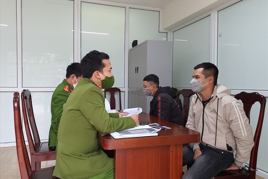  Cho vay lãi suất trên 300%/năm: Từ tháng 7/2021 đến lúc bị bắt giữ, Nguyễn Văn Thăng và một số đối tượng khác đã thực hiện 117 hợp đồng cho vay với tổng số tiền cho vay là 922 triệu đồng, lãi suất vay từ 182.5%/năm đến 304.33%/năm. Để tránh sự phát hiện, trong quá trình cho vay, Thăng đã sử dụng nhiều tên và số điện thoại khác nhau để liên lạc với khách vay tiền.