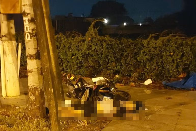  Bác sĩ tử vong do tai nạn trên đường đến bệnh viện dã chiến: Bác sĩ D. điều khiển xe máy lưu thông trên đường Hùng Vương hướng từ đường Trần Ngọc Lên về đường Võ Văn Kiệt (TP Thủ Dầu Một). Khi đến đoạn qua khu phố 7 (phường Phú Mỹ), xe của bác sĩ D bất ngờ lao lên vỉa hè tông vào gốc cây. Hậu quả, bác sĩ D. tử vong tại chỗ, phương tiện hư hỏng.