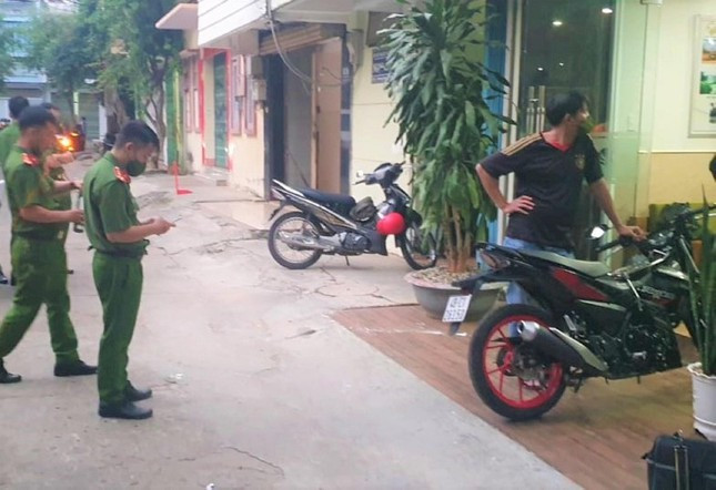  Tìm thấy thư tuyệt mệnh vụ phụ nữ thoi thóp bên đường: Công an đã điều tra ra danh tính nạn nhân là Trần Thị Ngọc A. (34 tuổi, TP Đà Nẵng). Trước khi xảy ra vụ việc, chị A thuê phòng tại tầng 4, khách sạn T.N sau đó để lại thư tuyệt mệnh rồi nhảy lầu tự tử. Chủ khách sạn và nhân viên dù biết nhưng không hợp tác và cho rằng camera giám sát bị hỏng khiến công tác điều tra gặp khó khăn.