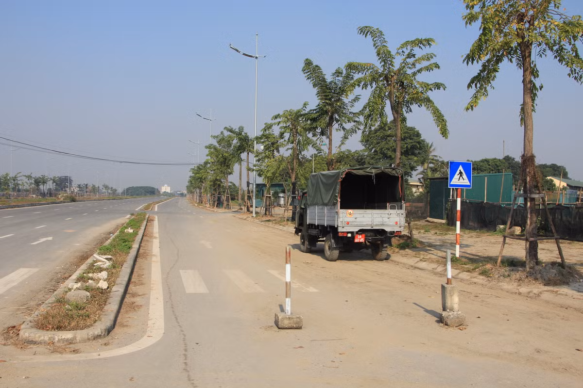 Tuy nhiên, sau 1 năm đưa vào sử dụng, tuyến đường này đã trở nên nhếch nhác và có nhiều bất cập. Đoạn dài gần 500m từ nút giao đường tỉnh lộ 70 (phường Thượng Cát) đến cuối dự án (giai đoạn 3) vẫn còn cắm cột hạn chế phương tiện đi lại.
