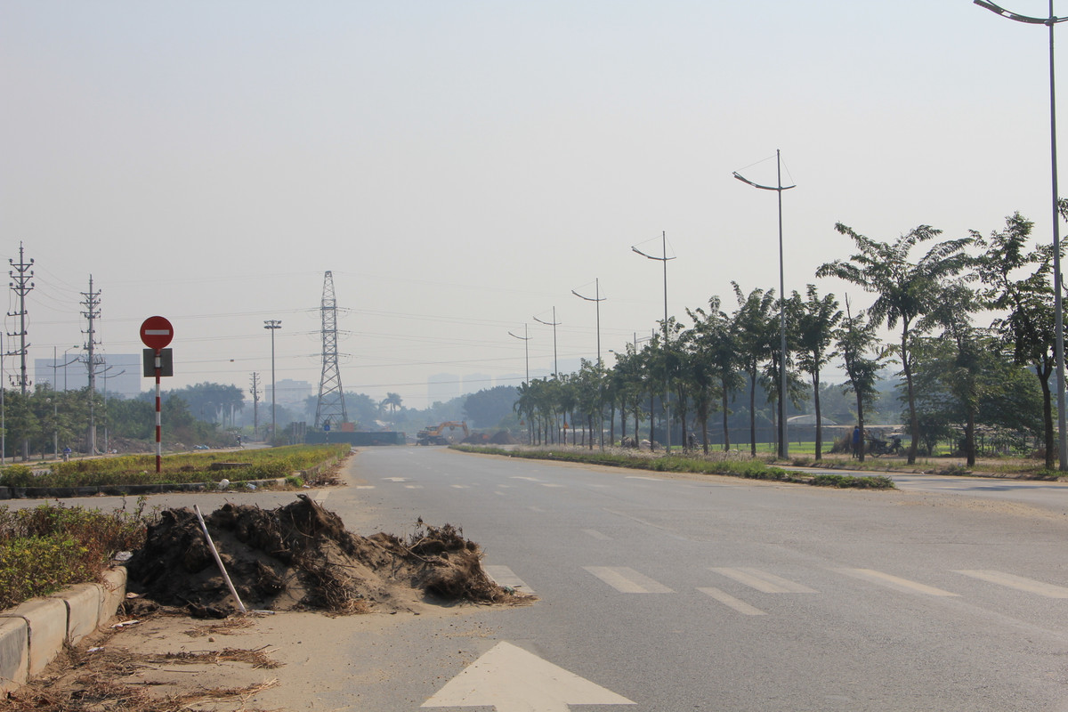 Tình trạng nhiều vật cản lấn ra đường, đoạn từ Văn Tiến Dũng đến phường Thượng Cát, quận Bắc Từ Liêm đã diễn ra suốt nhiều tháng qua nhưng không được cơ quan chức năng thu dọn, bảo đảm ATGT.