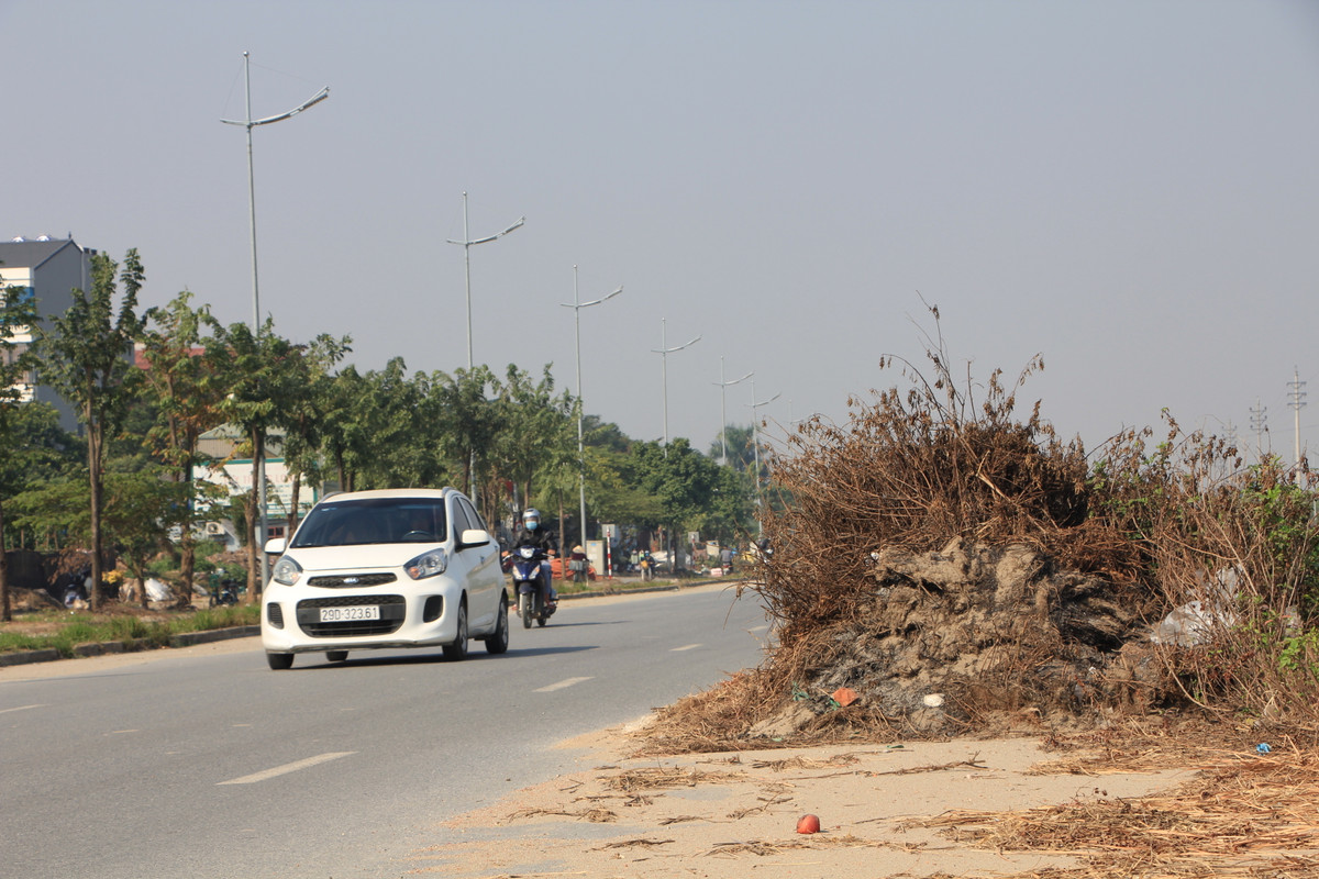 Gò đất cao cùng đám cỏ dại cháy khô nằm ngay giữa đường đã gây cản trở giao thông, gây mất tầm nhìn của người điều khiển phương tiện.