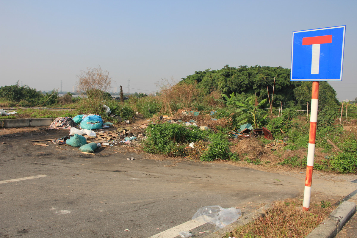 Biển báo tuyến đường cụt được gắn ở cuối dự án. Khu vực này là cánh đồng hoa và rau màu rộng hàng chục ha. Dự kiến giai đoan tiếp theo tuyến đường này sẽ nối với huyện Đan Phượng và thị xã Sơn Tây. Do là tuyến đường cụt nên lưu lượng phương tiện đi qua tuyến đường này còn hạn chế, phần lớn là cư dân của ba phường nội quận.