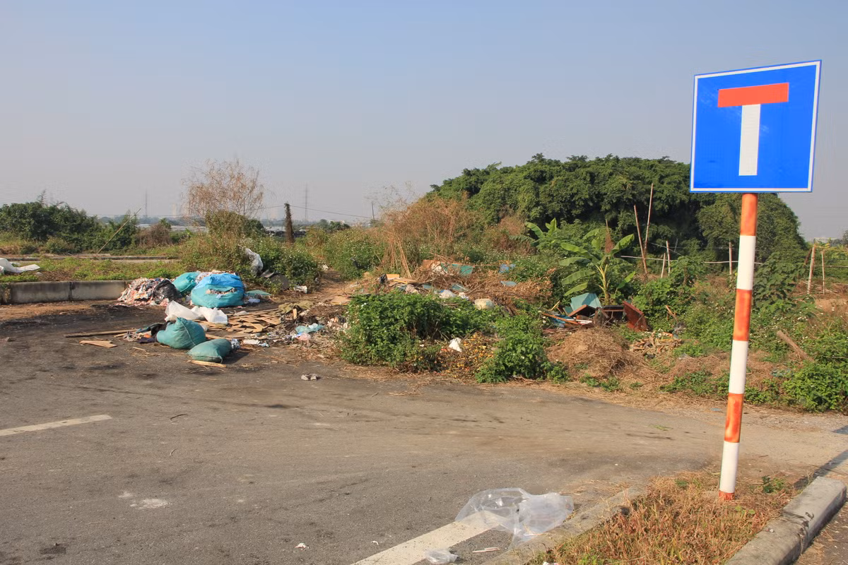 Biển báo tuyến đường cụt được gắn ở cuối dự án. Khu vực này là cánh đồng hoa và rau màu rộng hàng chục ha. Dự kiến giai đoan tiếp theo tuyến đường này sẽ nối với huyện Đan Phượng và thị xã Sơn Tây. Do là tuyến đường cụt nên lưu lượng phương tiện đi qua tuyến đường này còn hạn chế, phần lớn là cư dân của ba phường nội quận.